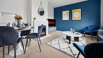 TV, fireplace