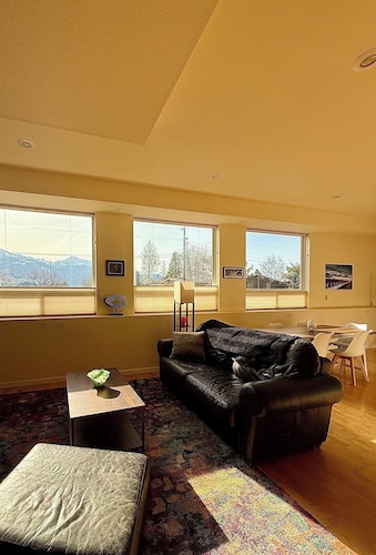 Spacious duplex unit with private SAUNA and a stunning mountain view in Joseph 