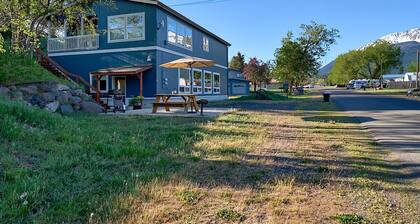 Spacious duplex unit with private SAUNA and a stunning mountain view in Joseph