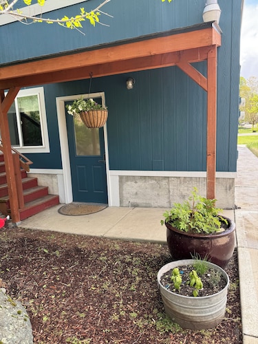 Blue Moon Retreat ~~ Spacious duplex unit with SAUNA and a stunning view