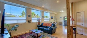 Blue Moon Retreat ~~ Spacious duplex unit with SAUNA and a stunning view