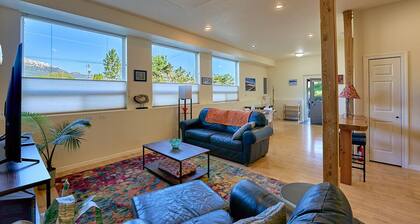 Blue Moon Retreat ~~ Spacious duplex unit with SAUNA and a stunning view