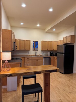 Frigorifero, microonde, forno, piano cottura