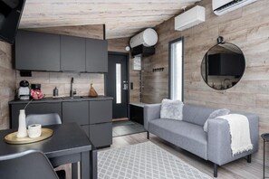 Ropa de cama hipoalergénica y espacio para trabajar con laptop 