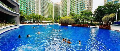 Una piscina al aire libre