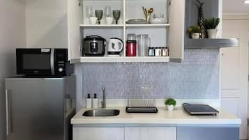 Basic Apartment, Balcony, City View | Private kitchen | Fridge, stovetop, cookware/dishes/utensils