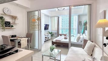 1 室のベッドルーム、デスク、ノートパソコン用作業スペース、WiFi (無料)