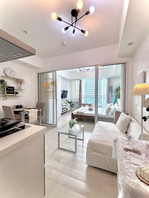 1 dormitorio, escritorio, espacio para trabajar con un portátil