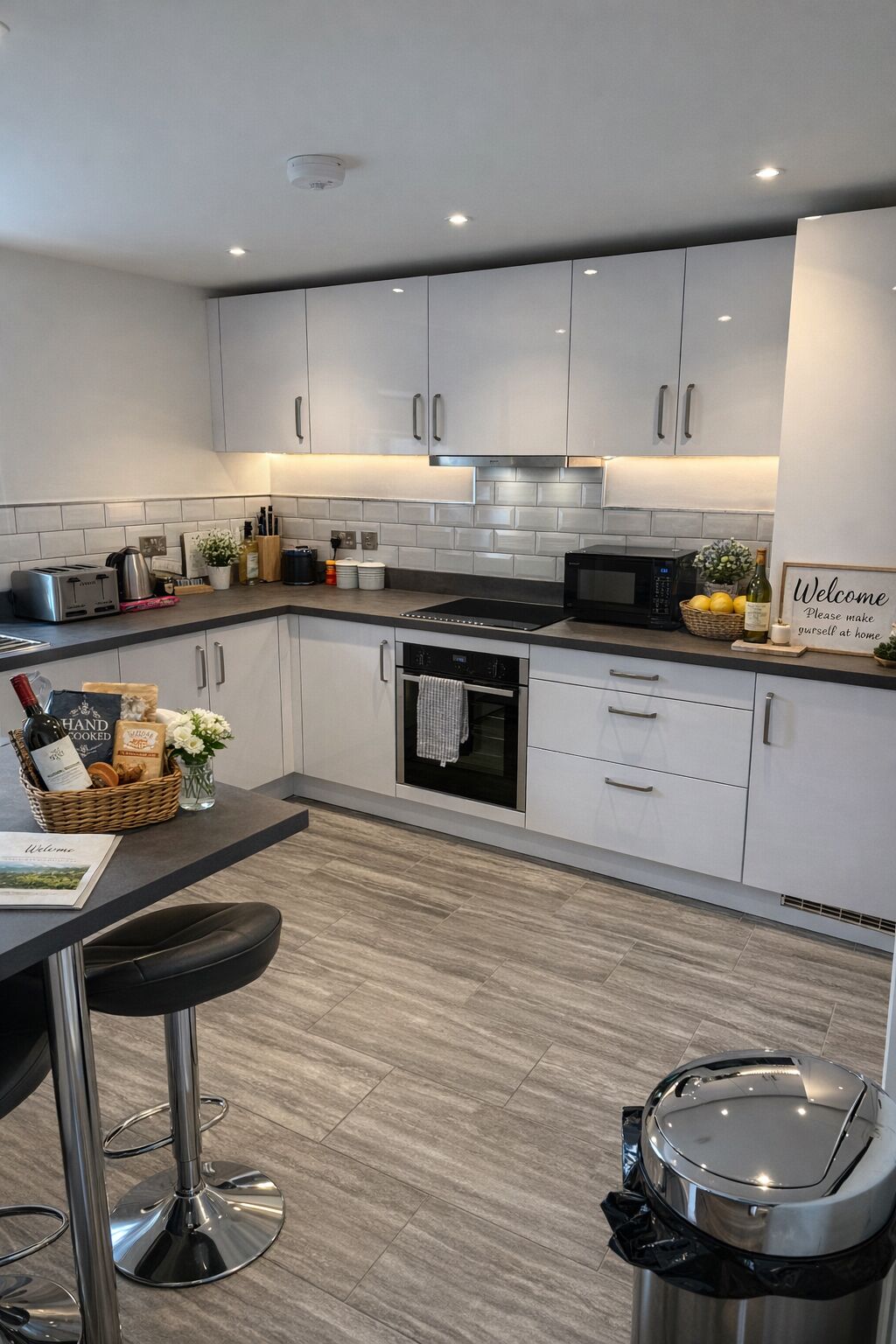 Kylskåp, mikrovågsugn, ugn och spishäll