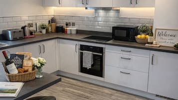 KylskÄp, mikrovÄgsugn, ugn och spishÀll