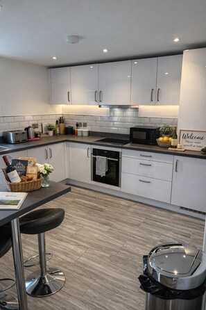 Kylskåp, mikrovågsugn, ugn och spishäll