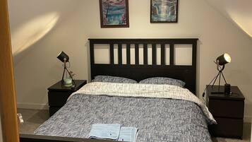 2 soverom, strykejern/-brett, reiseseng for barn og wi-fi