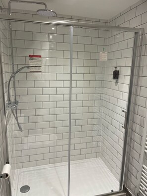 Douche, séchoir à cheveux, serviettes fournies, savon