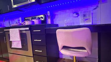 Een magnetron, een oven, een kookplaat, een vaatwasser