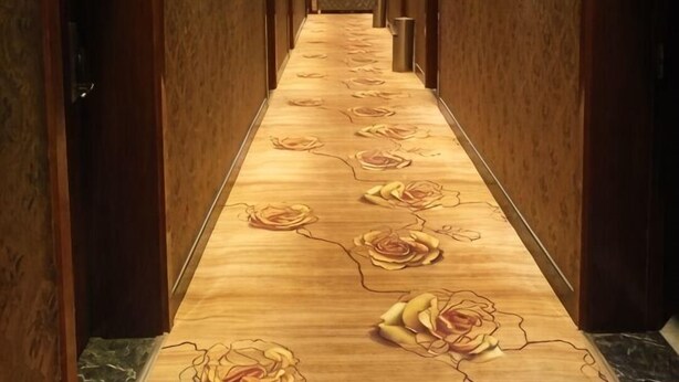A hallway with a wooden floor featuring a rose pattern. - Qixian 168 Express Hotel (Qi County)
