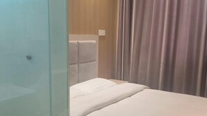 A hotel room with a bed, a wooden headboard, and a curtain. - Qixian 168 Express Hotel (Qi County)