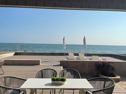 Beachfront 3-bedroom house with hot tub in Faria Beach