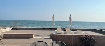 Beachfront 3-bedroom house with hot tub in Faria Beach