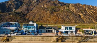 Beachfront 3-bedroom house with hot tub in Faria Beach