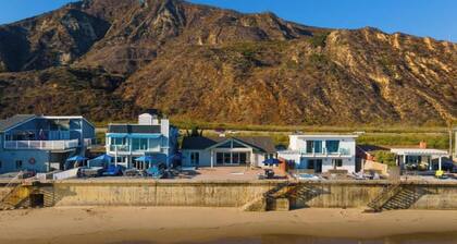 Beachfront 3-bedroom house with hot tub in Faria Beach