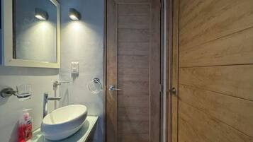 Douche, serviettes fournies, savon, papier toilette