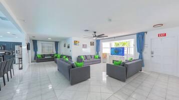 Älytelevisio, takka, kirjoja