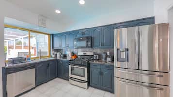 Køleskab, mikrobølgeovn, ovn, kogeplade