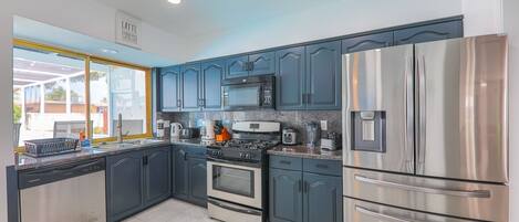 Kylskåp, mikrovågsugn, ugn och spishäll