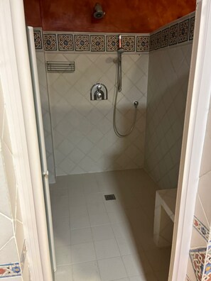 Douche, sèche-cheveux, bidet, serviettes fournies