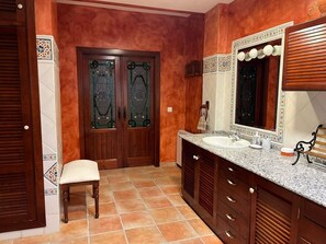 Dusche, Haartrockner, Bidet, Handtücher