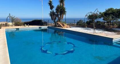 Villa de Ensueño con Piscina y Espectaculares Vistas al Mar