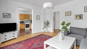Leilighet – deluxe, 2 soverom | Oppholdsområde | Smart-TV, Netflix og strømmetjenester