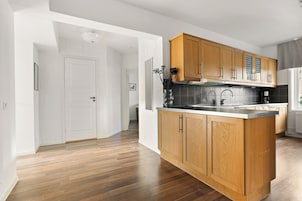 Refrigerador con freezer, microondas, horno, placa de cocina