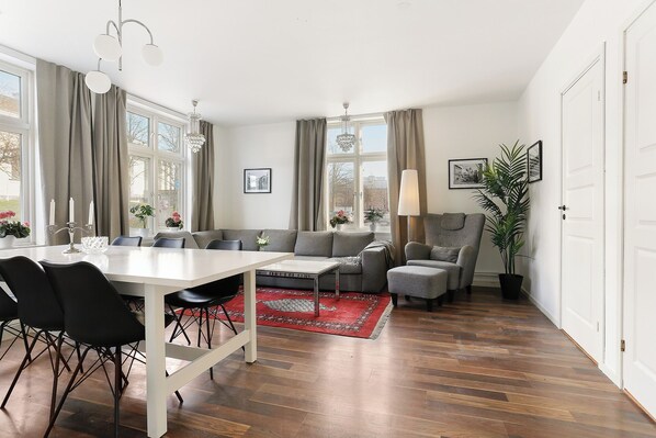 Superior-Apartment, 5 Schlafzimmer | Wohnbereich | Smart-TV, Netflix, Streaming-Dienste