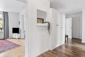 Apartemen Deluks, 2 kamar tidur | Area keluarga | Smart TV, Netflix, dan layanan streaming