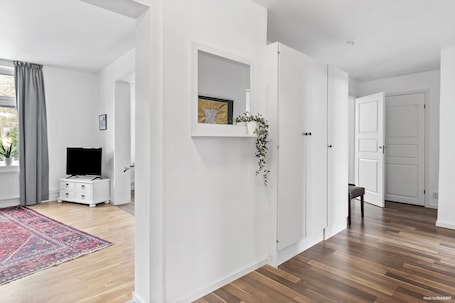 Apartamento Deluxe, 2 habitaciones | Zona de estar | Una Smart TV, Netflix, servicios de streaming