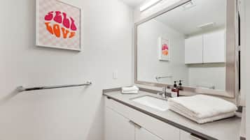 吹风机、毛巾、肥皂、洗发水