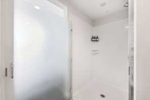 Secador de cabelo, toalhas de banho, sabonete, shampoo