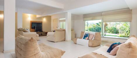 Deluxe House, 5 Bedrooms, Private Pool | Living area