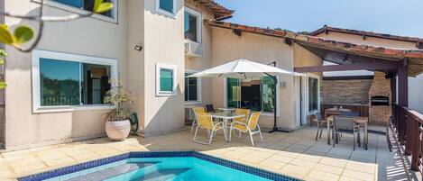 Maison Deluxe, 5 chambres, piscine privée | Piscine | Piscine intérieure, parasols
