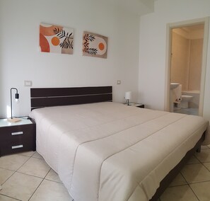 2 soverom, skrivebord, strykejern/-brett og wi-fi