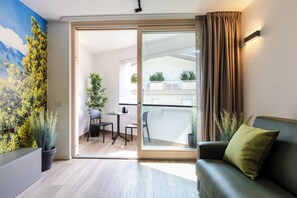 Green | Soundproofing, iron/ironing board, free WiFi