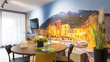 Yellow | Living area | Flat-screen TV