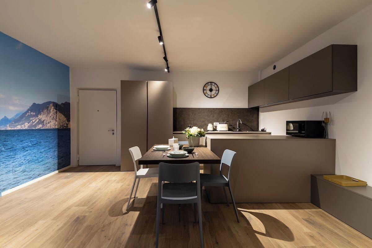 Standaard appartement | Woonruimte | Een flatscreentelevisie