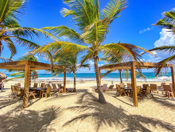 Plage à proximité, chaise longue, serviettes de plage