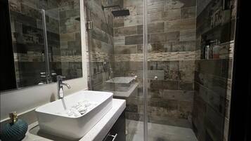 Douche, sĂšche-cheveux, serviettes fournies, savon