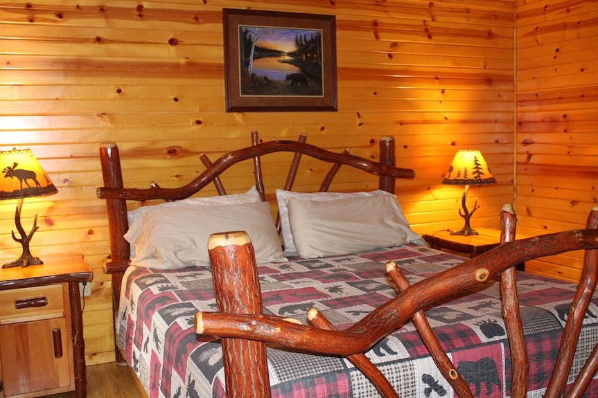 Handicap Cabin With Hot Tub ~ No Pets - Lake Erie, PA