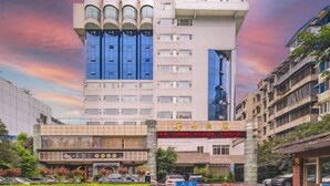 Een hotel met een moderne gevel, meerdere verdiepingen en een opvallend bord.