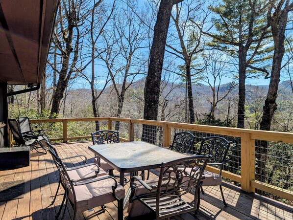 Outdoor dining - 4/2.5 Franklin, NC Mountain Meadows Retreat - Dog Friendly! (Franklin)