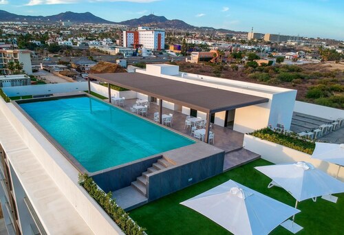 New Luxe Condo steps from Medano Beach!